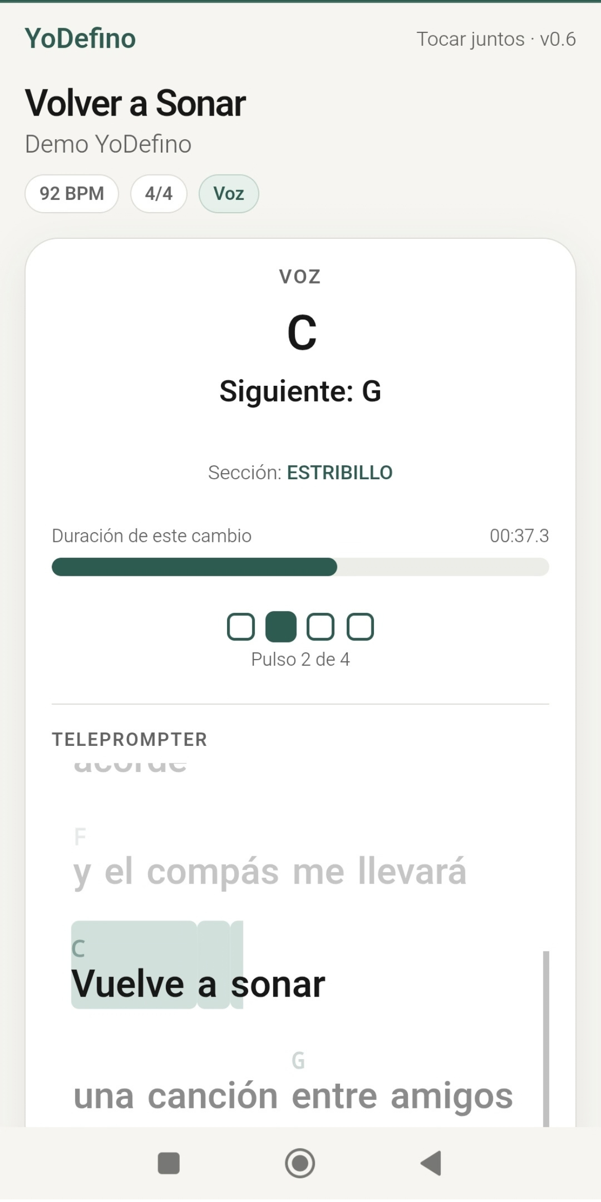 Captura real de Tocar juntos en móvil, en modo Voz, siguiendo la canción Volver a Sonar con acorde actual, siguiente acorde, sección Estribillo, pulso y teleprompter sincronizado.